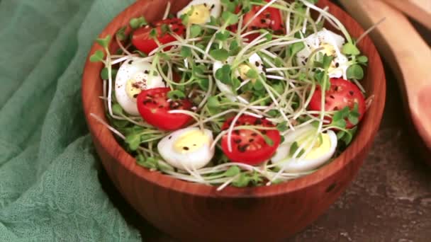 Lichte Salade Met Kwarteleitjes Cherry Tomaten Radijs Spruiten Sesam Houten — Stockvideo