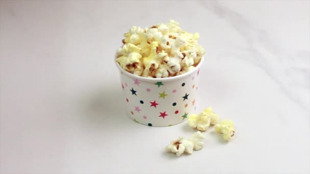 Smakelijke Zoute Popcorn Papier Cup Lichte Marmeren Achtergrond Tijdverdrijf Films — Stockvideo