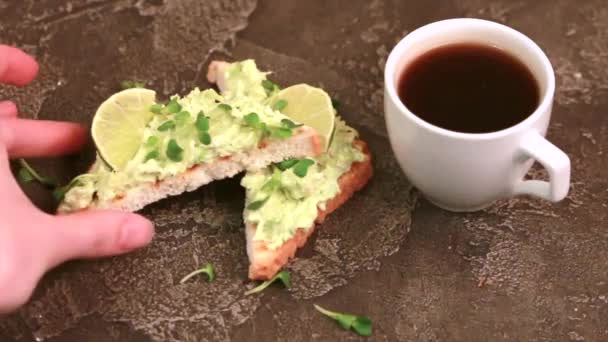 Grzanki Awokado Pasztet Świeże Microgreen Filiżankę Kawy Ciemnym Tle Betonowych — Wideo stockowe