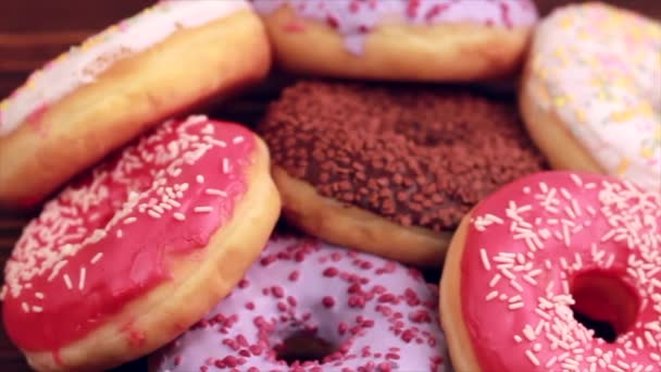 Diverse Heerlijke Donuts Rustieke Houten Achtergrond Ongezond Maar Heerlijke Snoepjes — Stockvideo