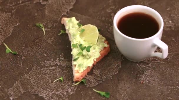 Toast Met Avocado Pate Verse Microgreen Kopje Koffie Donkere Betonnen — Stockvideo