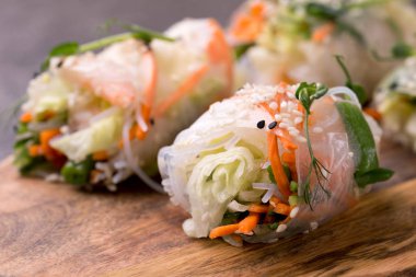 Vietnamca bahar karides ve sebze ile alır. Boşaltmak