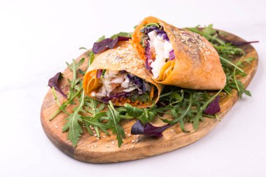 Sağlıklı vegan kızarmış sebze sarma. çiğ gıda kavramı