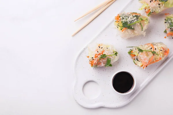 Rollos de primavera vietnamitas con gambas y verduras. Espacio de copia —  Fotos de Stock