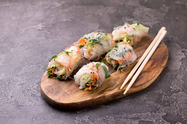 Rollos de primavera vietnamitas con gambas y verduras. Espacio de copia —  Fotos de Stock