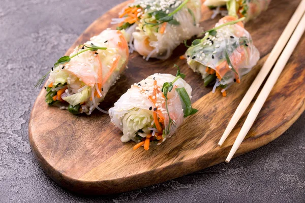 Rollos de primavera vietnamitas con gambas y verduras. Espacio de copia —  Fotos de Stock