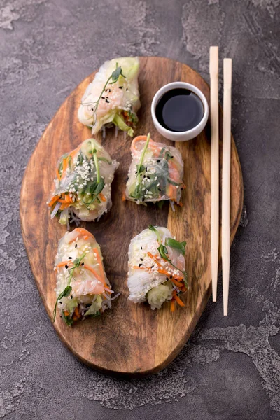 Rollos de primavera vietnamitas con gambas y verduras. Espacio de copia —  Fotos de Stock