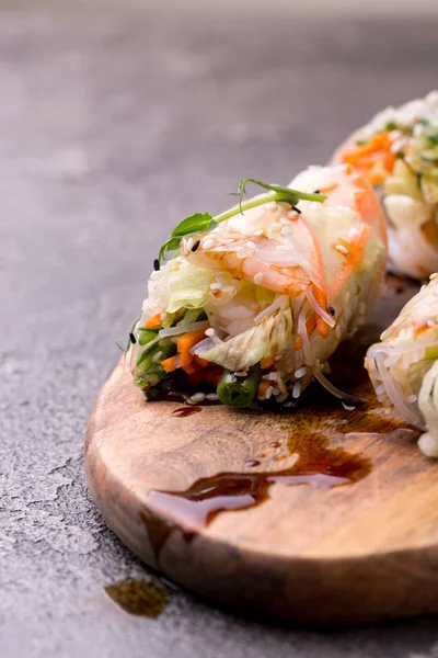 Rollos de primavera vietnamitas con gambas y verduras. Espacio de copia —  Fotos de Stock