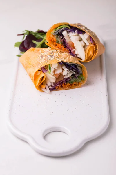 Gezond vegan gebakken plantaardige wrap. rauwkost concept — Stockfoto