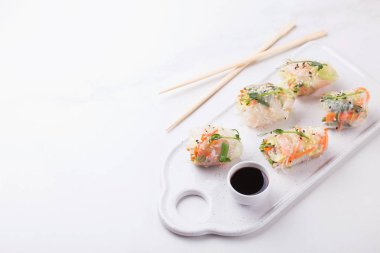 Vietnamca bahar karides ve sebze ile alır. Boşaltmak