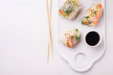 Vietnamca bahar karides ve sebze ile alır. Boşaltmak