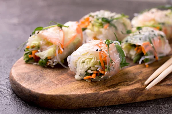 Rollos de primavera vietnamitas con gambas y verduras. Espacio de copia —  Fotos de Stock