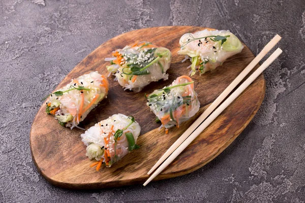 Rollos de primavera vietnamitas con gambas y verduras. Espacio de copia —  Fotos de Stock