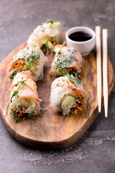 Rollos de primavera vietnamitas con gambas y verduras. Espacio de copia —  Fotos de Stock