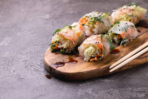 Rouleaux de printemps vietnamiens aux crevettes et légumes. Espace de copie — Photo