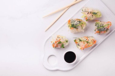 Vietnamca bahar karides ve sebze ile alır. Boşaltmak