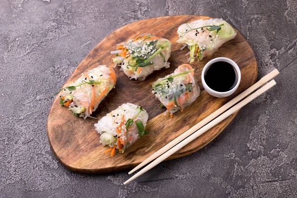 Rollos de primavera vietnamitas con gambas y verduras. Espacio de copia —  Fotos de Stock