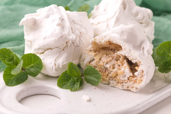 El postre. Merengues franceses con nueces, pistachos — Foto de Stock