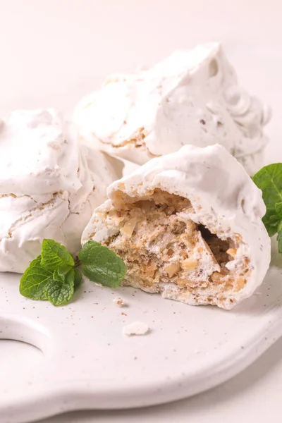Dessert. Meringhe francesi con noci, pistacchi — Foto Stock