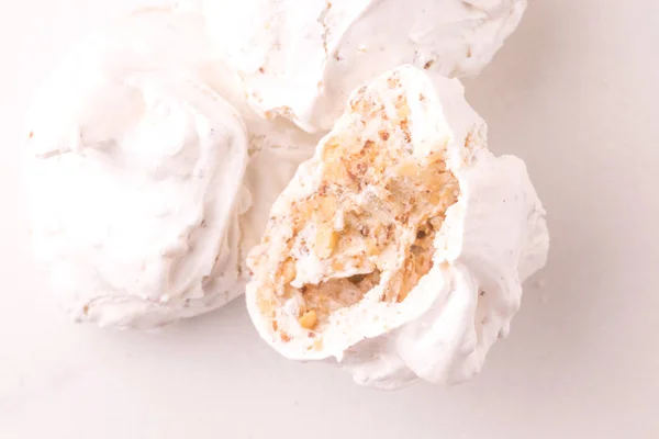 Dessert. Frans schuimgebak met noten, pimpernoten (pistaches) — Stockfoto