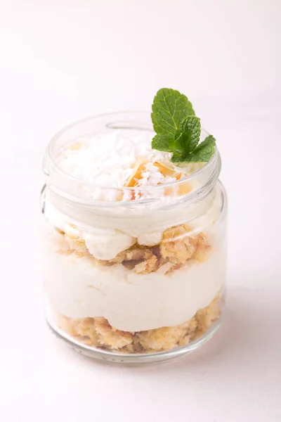 Kokos bisquit dessert med ricotta, mint. Yoghurt-frukost — Stockfoto