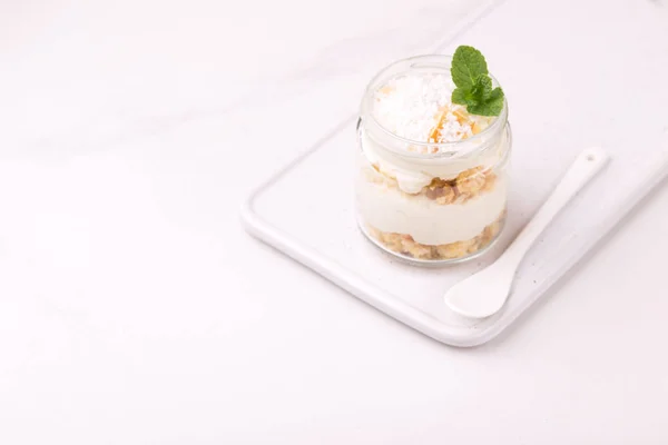 Kokosový dezert bisquit s ricottou, máta. Snídaně jogurt — Stock fotografie