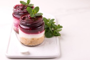 Kiraz bisküvi tatlı ricotta ile nane. Yoğurt cheesecake bre