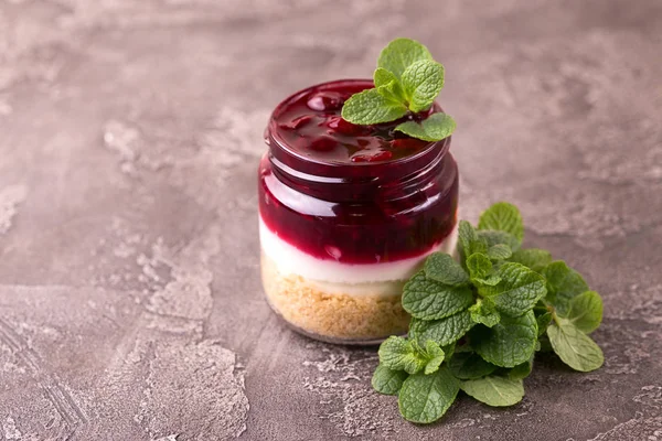 Cherry bisquit dessert med ricotta, mint. Yoghurt cheesecake bre — Stockfoto
