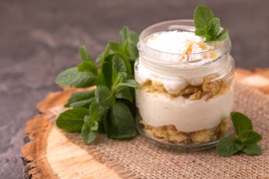 Hindistan cevizi bisküvi tatlı ricotta ile nane. Yoğurt Kahvaltı