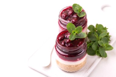 Kiraz bisküvi tatlı ricotta ile nane. Yoğurt cheesecake bre