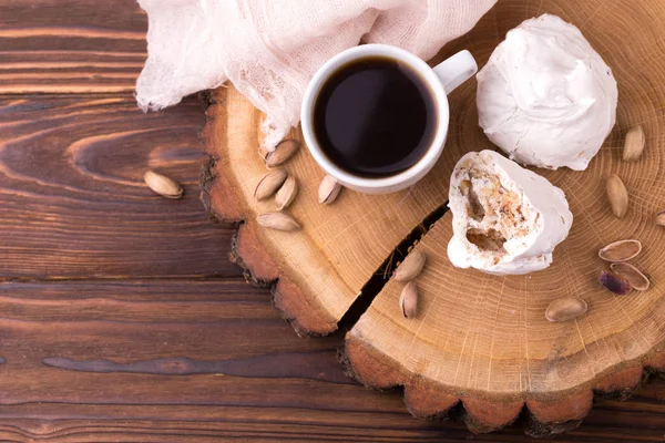 El postre. Merengues franceses con nueces, pistachos — Foto de Stock