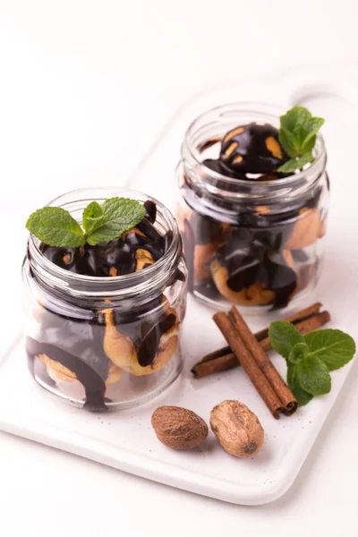 Eclairs. Traditionella franska profitroles med choklad. Efterrätt. — Stockfoto