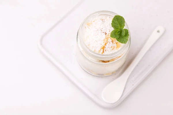 Kokosnoot bisquit dessert met ricotta, mint. Ontbijt van yoghurt — Stockfoto