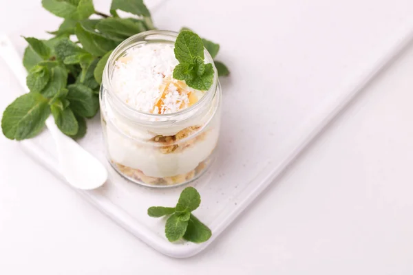 Kokos bisquit dessert med ricotta, mint. Yoghurt-frukost — Stockfoto