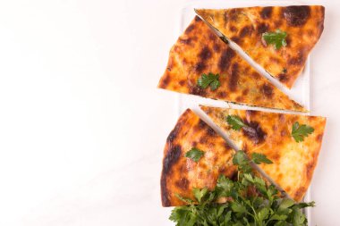 Ispanak ve maydanoz ile Khachapuri Megrelian. C ile pide ekmek