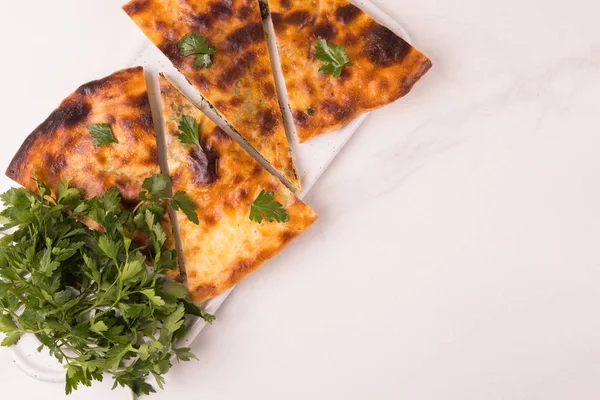Khachapuri Megrelian met spinazie en peterselie. Pita broodje met c — Stockfoto