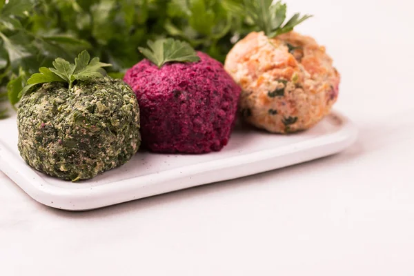 Pkhali mit Spinat, Rüben und Petersilie. vegan und vegetarisch — Stockfoto