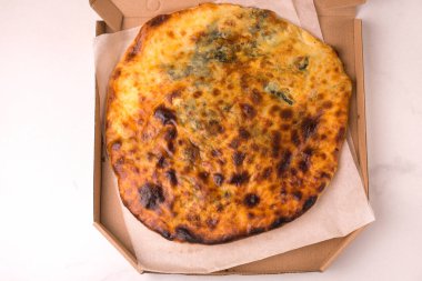 Ispanak ve maydanoz ile Khachapuri Megrelian. C ile pide ekmek