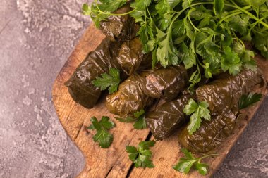 Geleneksel Gürcü mutfağı. Üzüm yaprakları içinde dolma