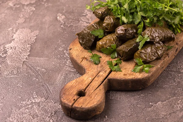 Cocina georgiana tradicional. Dolma en hojas de uva — Foto de Stock