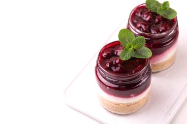 Kiraz bisküvi tatlı ricotta ile nane. Yoğurt cheesecake bre