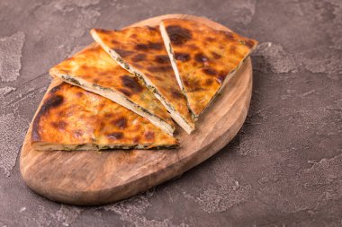 Ispanak ve maydanoz ile Khachapuri Megrelian. C ile pide ekmek