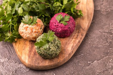 Ispanak, pancar ve maydanoz ile pkhali. Vegan ve vejetaryen Sal