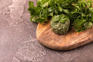 Ispanak, pancar ve maydanoz ile pkhali. Vegan ve vejetaryen Sal