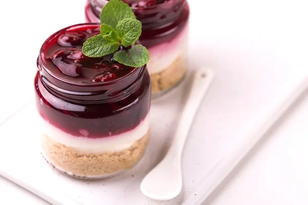 Kirschbisquit-Dessert mit Ricotta, Minze. Joghurt-Käsekuchen — Stockfoto