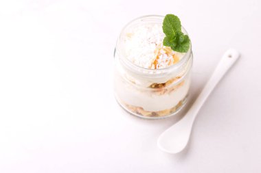 Hindistan cevizi bisküvi tatlı ricotta ile nane. Yoğurt Kahvaltı