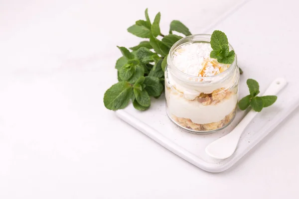 Kokosový dezert bisquit s ricottou, máta. Snídaně jogurt — Stock fotografie