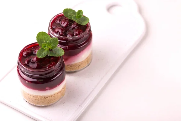 Postre de bisquit de cereza con ricotta, menta. Pastel de queso de yogur —  Fotos de Stock