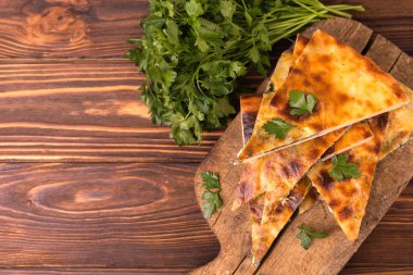 Ispanak ve maydanoz ile Khachapuri Megrelian. C ile pide ekmek