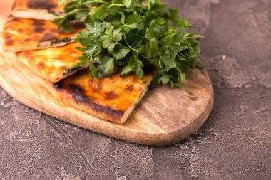 Ispanak ve maydanoz ile Khachapuri Megrelian. C ile pide ekmek